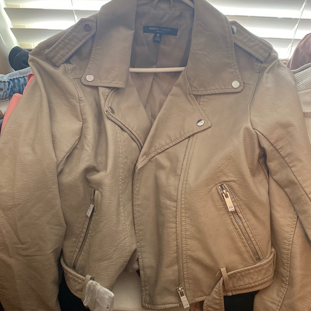 Beige cropped faux leather jacket. Never worn size M